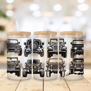 Puede incluir: Vaso de vidrio transparente con tapa y pajita de bambú. El vaso presenta un gráfico negro de un Jeep. El diseño incluye varios modelos de Jeep. El vaso está diseñado para bebidas frías.