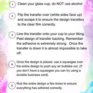 Peut inclure: Instructions pour l'application d'un transfert DTF pour tasse, pr&eacute;sent&eacute;es sur fond blanc avec des accents aquarelle color&eacute;s. Le texte comprend des &eacute;tapes num&eacute;rot&eacute;es pour nettoyer la tasse, appliquer le transfert et retirer le film. Le texte est en noir, avec une police d&eacute;corative pour le titre.