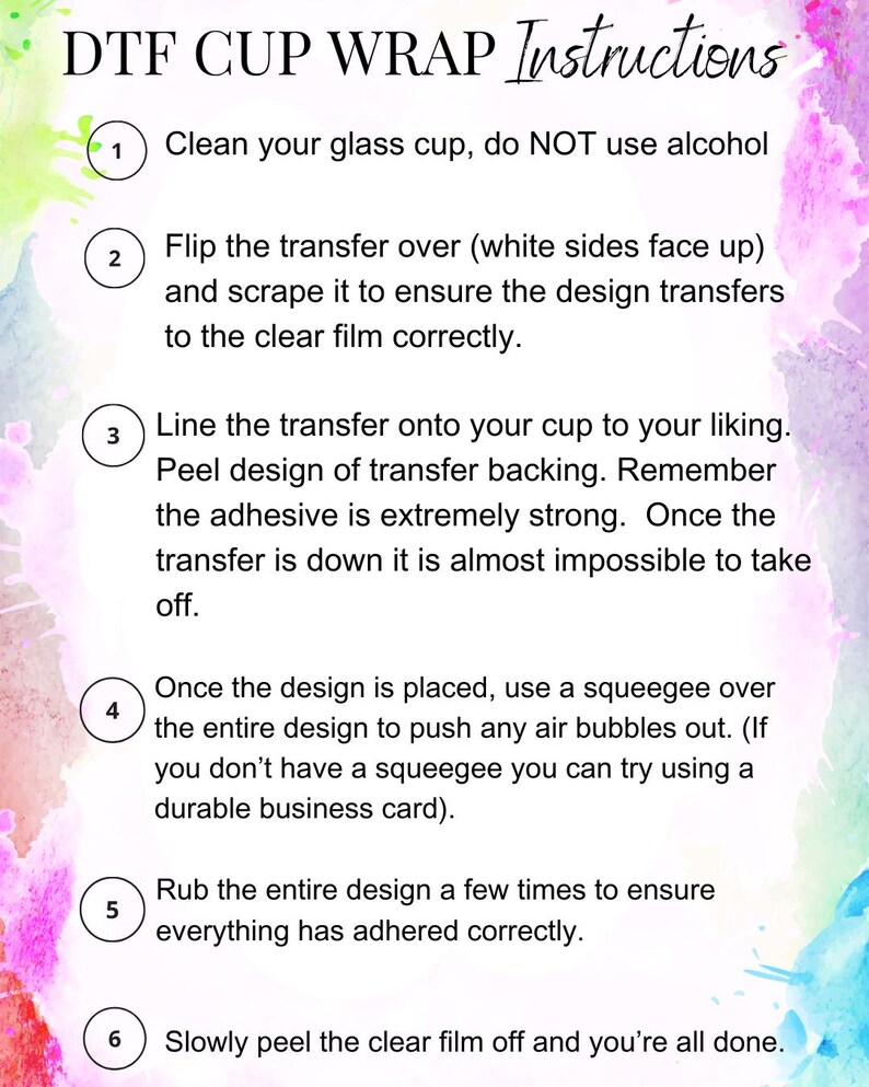Peut inclure: Instructions pour l'application d'un transfert DTF pour tasse, pr&eacute;sent&eacute;es sur fond blanc avec des accents aquarelle color&eacute;s. Le texte comprend des &eacute;tapes num&eacute;rot&eacute;es pour nettoyer la tasse, appliquer le transfert et retirer le film. Le texte est en noir, avec une police d&eacute;corative pour le titre.