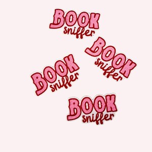 Toppa termoadesiva "Spifferaio di libri" / Simpatica toppa per amanti dei libri / Toppa ricamata rosa e rossa / Regalo per lettori / Accessorio per club del libro