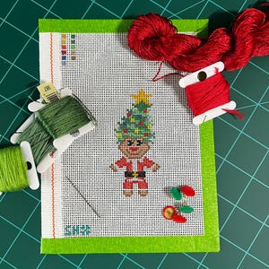 Lienzo bordado con troll navideño pintado a mano: adorno navideño o dije para bolso