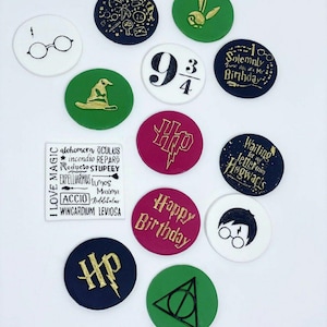 Peut inclure: Une collection d'objets décoratifs circulaires et carrés avec divers motifs et textes. Les motifs comprennent des lunettes, des éclairs et le texte "Happy Birthday". Les couleurs incluent le blanc, le vert, le noir et le bordeaux.