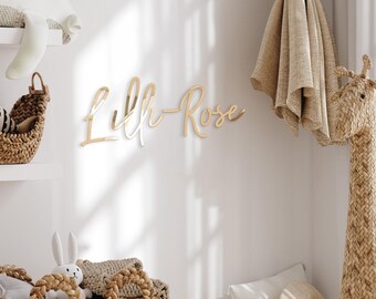 Goldenes Namensschild – Wandschild fürs Babyzimmer – Moderne Kinderzimmerdeko – Individuelles Geschenk zur Babyparty – Acryl-Wandbild fürs Kinderzimmer – Namensschild für Mädchen