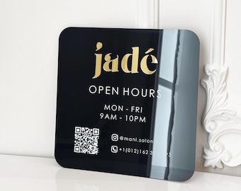Glänzend schwarzes rechteckiges Öffnungszeitenschild – 3D-Text in Goldspiegeloptik & individueller QR-Code – Modernes Schild für Öffnungszeiten von Geschäften und Salons