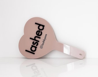 Herzförmiger Handspiegel – Glänzendes, staubrosa Wimpernstylisten-Accessoire – Handspiegel mit individuellem Logo – Personalisierter Instagram-Handle als Geschenk