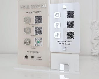 QR-Code-Schild mit Abstandshalter, silbernem 3D-Logo und Social-Media-Symbolen – Acryl-Display in Mondstein-Optik mit silbernen Schrauben und Kartenhalter