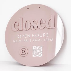 Rundes, rosafarbenes „Geschlossen“-Schild – 3D-Schild „Geschäft geöffnet“ – Individuell anpassbarer QR-Code für Instagram-Öffnungszeiten