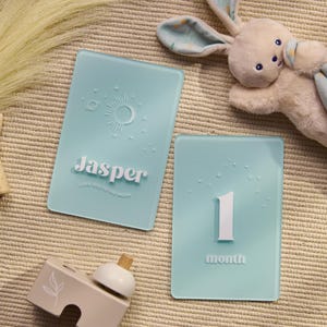 Cartes d'étapes de bébé en acrylique - Décoration de chambre d'enfant bleue - Décoration de bébé soleil et lune - Marqueurs d'étapes mensuelles - Cadeau de baby shower - Accessoire de séance photo