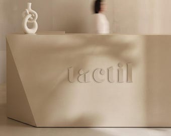Modernes beiges Firmenlogo-Wandschild aus Holz – Individuelle Empfangstheken-Dekoration aus Sperrholz – Minimalistisches Branding