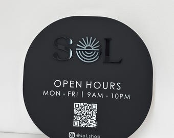 Öffnungszeiten-Schild in Mattschwarz mit 3D-Logo – Individueller QR-Code & Instagram-Plakette – Minimalistisches Salon-Logo für die Wand