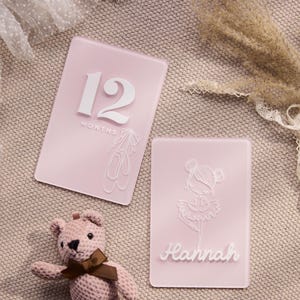 Panneaux mensuels en acrylique pour bébé - Décoration ballerine pour bébé - Panneau personnalisé avec prénom - Décoration de chambre rose - Marqueur de jalon interchangeable
