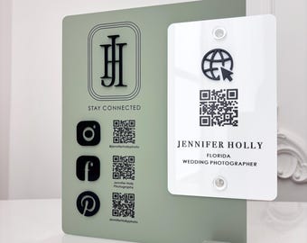 Individuelles QR-Code-Schild in Salbeigrün mit Kartenhalter – Weißes und schwarzes Acryl – QR-Schild mit Firmenlogo für soziale Medien und Zahlungen
