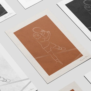 Può includere: Set di tre stampe minimaliste di arte lineare che rappresentano un giocatore di tennis su un campo. Le stampe sono in bianco e nero, marrone e bianco e bianco e nero.
