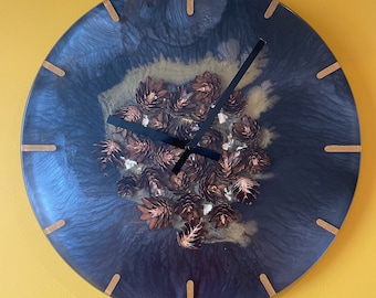 EpoxidArt wall clock "Black / Gold with pine cones with 24 carat real gold flakes" from Pustebaum