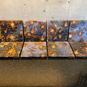 EpoxyART onderzetter van Pustebaum met 3D effect; 4 onderzetters van blauw parelmoer met geïntegreerde 24-karaats echte goudschilfers