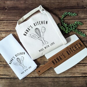 Personalized Grandma Apron Gift: Custom Kitchen Set with cutting board