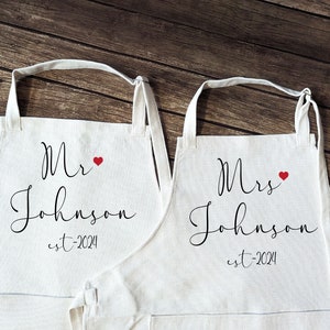 Couple personnalisé tablier assorti cadeau de mariage pour les jeunes mariés Cadeau de douche nuptiale unique Tablier en lin de cuisine Mme Cadeau d'anniversaire de mariage Tablier M.
