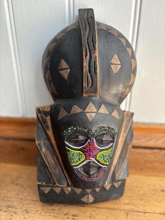 ガンビア産の、ビーズと真鍮を象嵌した手彫りの木製吊り下げアフリカ