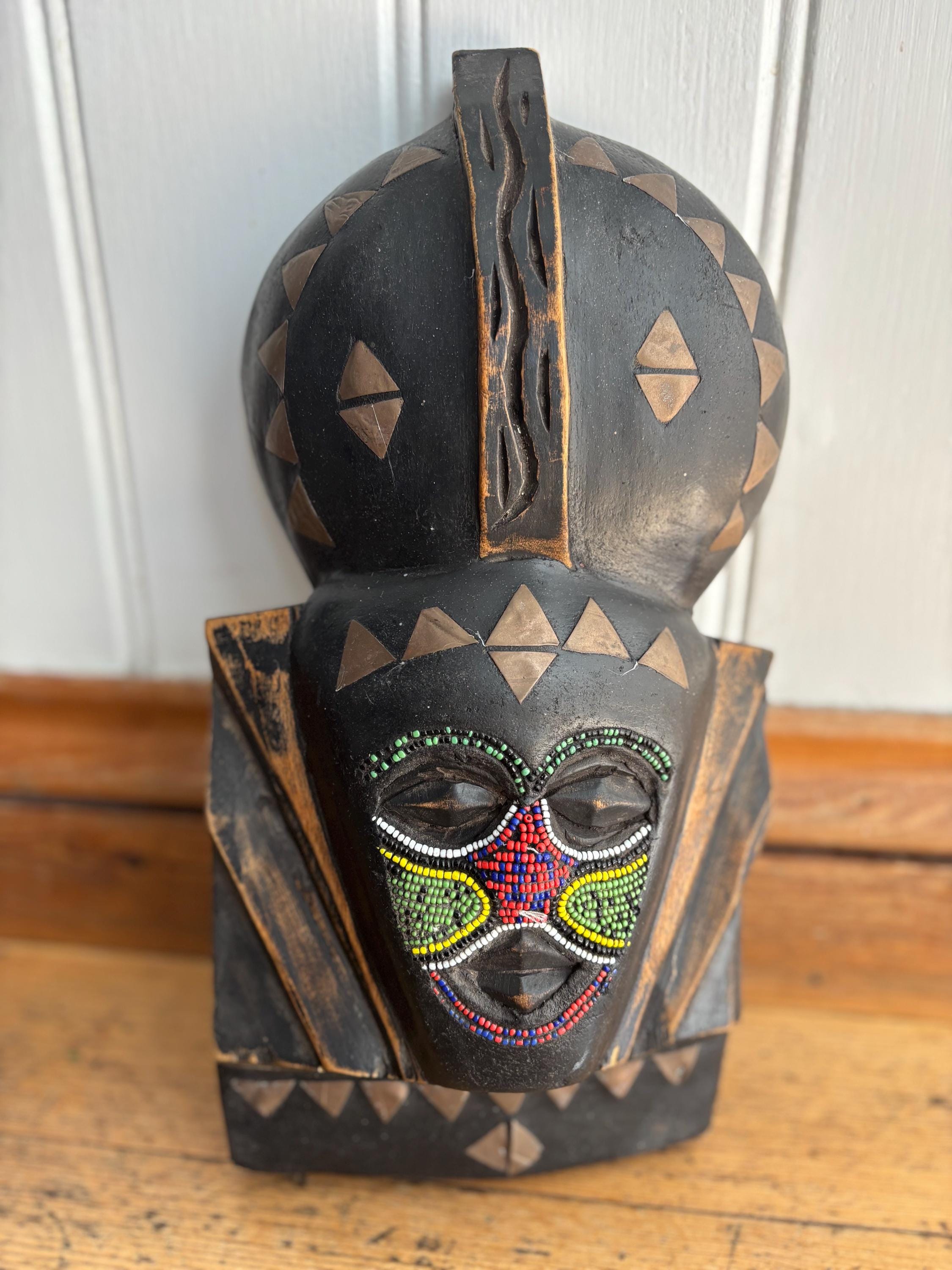 ガンビア産の、ビーズと真鍮を象嵌した手彫りの木製吊り下げアフリカ