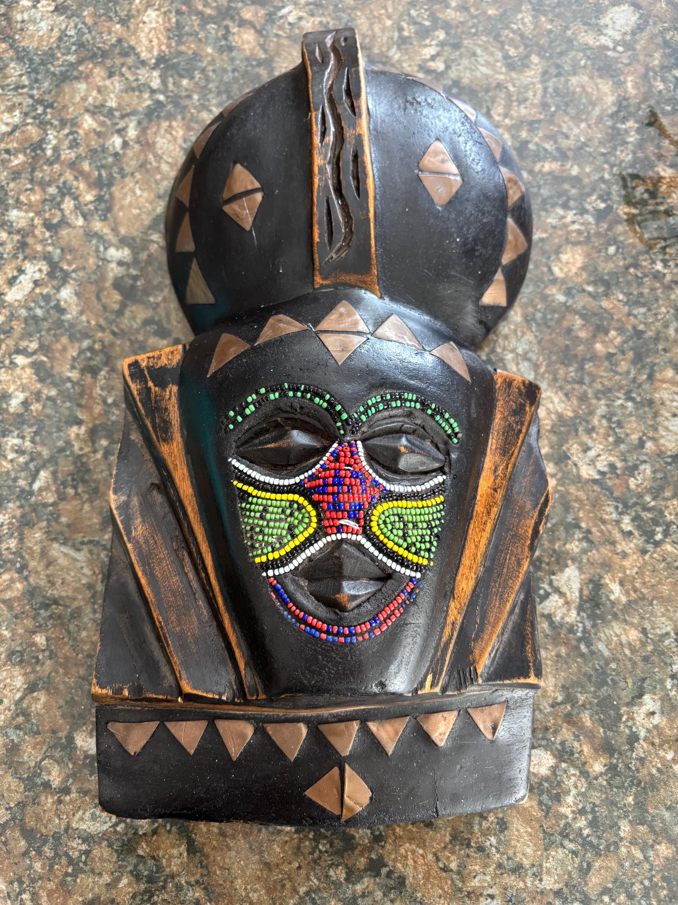 ガンビア産の、ビーズと真鍮を象嵌した手彫りの木製吊り下げアフリカ