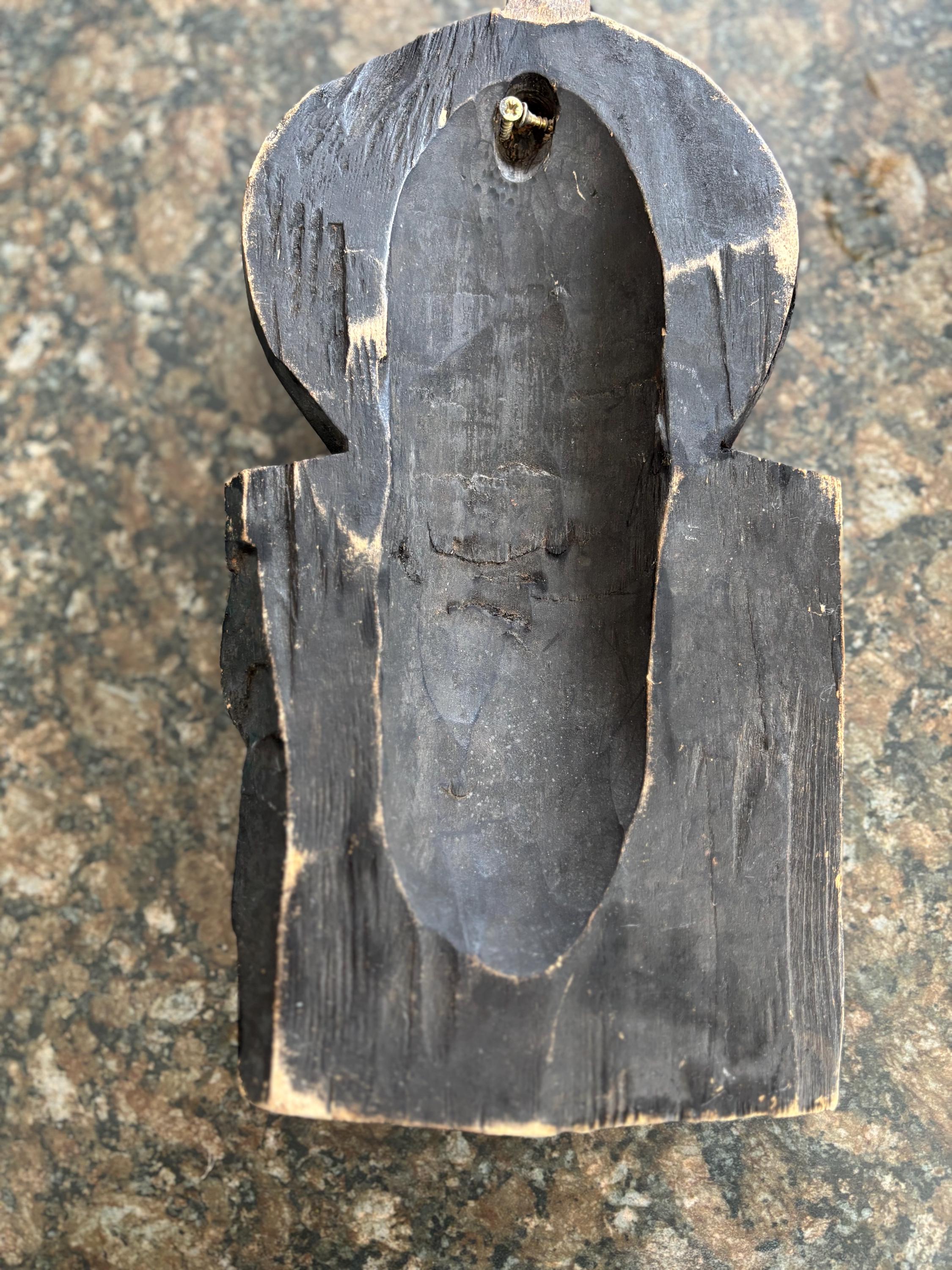 ガンビア産の、ビーズと真鍮を象嵌した手彫りの木製吊り下げアフリカ