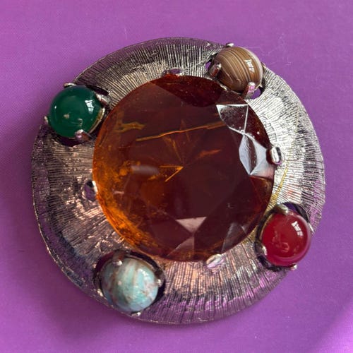 ガンビア産の、ビーズと真鍮を象嵌した手彫りの木製吊り下げアフリカ