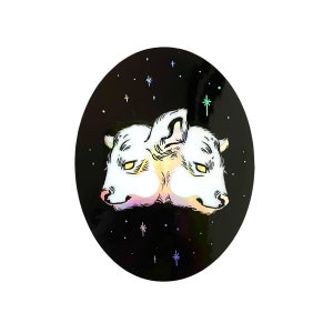 Könnte beinhalten: Eine Schwarzweißillustration von zwei Wolfsköpfen, die sich gegenüberstehen, vor einem schwarzen Hintergrund mit weißen Sternen. Die Illustration ist im holografischen Stil gehalten, mit schillernden Farben.