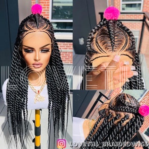 Peut inclure: Perruque tressée noire avec un devant en dentelle, coiffée avec une raie au milieu et de petites tresses. La perruque est ornée d'un pompon rose sur le dessus. Le modèle porte un haut blanc et des bijoux dorés. Le compte Instagram "LOVETHS_BRAIDEDWIGS" est visible.