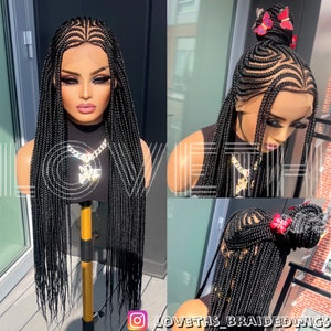 Puede incluir: Una peluca trenzada negra con mechones largos y fluidos. La peluca presenta una parte delantera de encaje y una corona trenzada. El cabello está peinado con una raya en medio y patrones de trenzado intrincados. La peluca se muestra en una cabeza de maniquí. El identificador de Instagram @LOVETHS_BRAIDEDWIGS es visible.