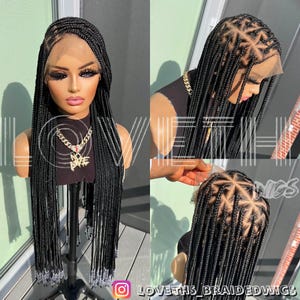 Peut inclure: Perruque tressée noire avec un devant en dentelle, présentée sur une tête de mannequin. Les tresses longues et fines sont ornées de perles aux extrémités. La perruque est coiffée avec une raie au milieu. Le compte Instagram @LOVETHS_BRAIDEDWIGS est visible.