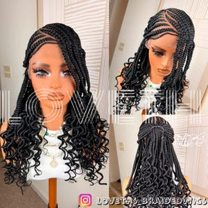 Puede incluir: Peluca trenzada negra con frente de encaje, con trenzas de maíz y puntas rizadas. La peluca se muestra en una cabeza de maniquí, mostrando el intrincado trenzado y estilo. El identificador de Instagram @LOVETHS_BRAIDEDWIGS es visible.