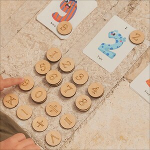 Números de aprendizaje preescolar, aprender juegos de matemáticas, la tabla de multiplicar (con tarjeta)