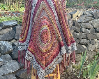 Poncho de crochet boho con flecos