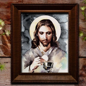 Puede incluir: Una pintura de acuarela de Jes&uacute;s sosteniendo una copa y una hostia. Se le representa con el pelo largo y casta&ntilde;o y barba, vistiendo una t&uacute;nica blanca. El fondo es azul oscuro con un halo de luz alrededor de su cabeza.