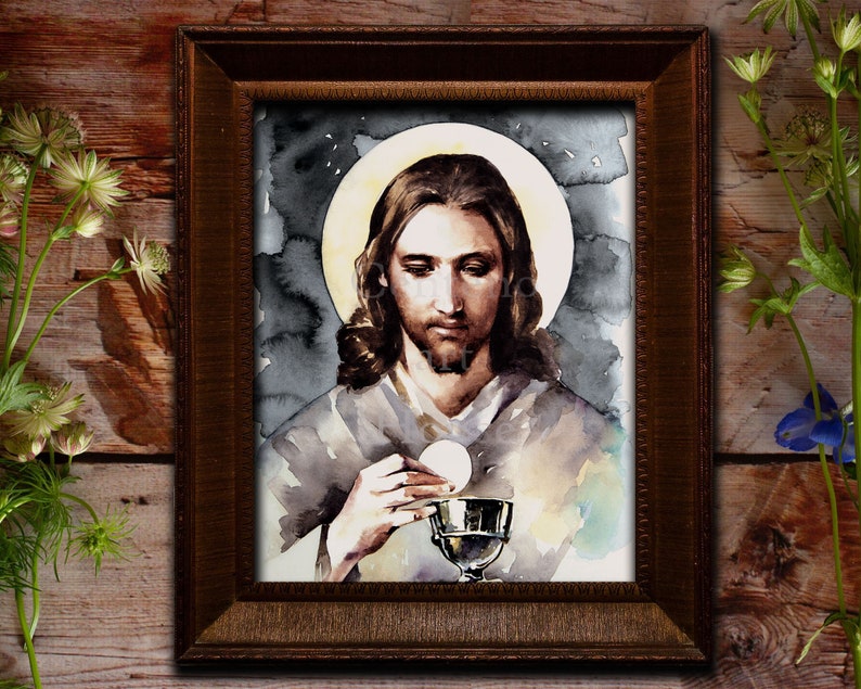 Puede incluir: Una pintura de acuarela de Jes&uacute;s sosteniendo una copa y una hostia. Se le representa con el pelo largo y casta&ntilde;o y barba, vistiendo una t&uacute;nica blanca. El fondo es azul oscuro con un halo de luz alrededor de su cabeza.