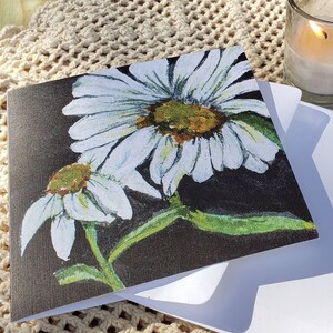 Bella, originale arte Bianca Daisy Greeting Card dalla collezione di fiori bianchi di Joni Silva