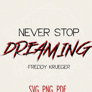 Puede incluir: Texto gráfico negro y rojo que dice "NEVER STOP DREAMING -FREDDY KRUEGER" con las palabras "SVG PNG PDF" en rojo debajo.