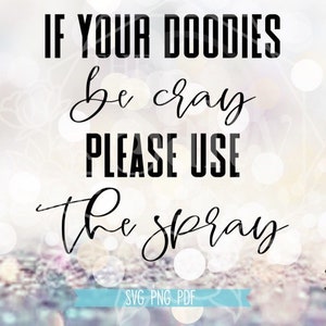Puede incluir: Un fondo blanco con un texto negro superpuesto que dice "IF YOUR DOODIES be cray PLEASE USE the spray". El texto está en una fuente cursiva. Debajo del texto hay una pancarta azul con el texto "SVG PNG PDF". La esquina inferior derecha de la imagen tiene un logotipo en blanco y negro que dice "THE Salty DESIGNS".