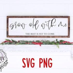 Puede incluir: Un letrero de madera con el texto "grow old with me" y el texto más pequeño "the best is yet to come" en letra cursiva negra. El letrero está colgado en una pared de madera blanca.