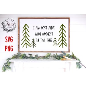 Puede incluir: Un letrero de madera con el texto "Estoy más vivo cuando estoy entre los árboles altos" y un dibujo estilizado de tres pinos verdes.