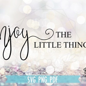 Puede incluir: Un fondo blanco con un efecto de bokeh desenfocado. El texto "enjoy the little things" está escrito en fuente cursiva negra. El texto "SVG PNG PDF" está escrito en azul en la parte inferior de la imagen.