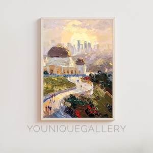 Könnte beinhalten: Ein Gemälde des Griffith Observatory in Los Angeles, Kalifornien. Das Observatorium ist in einem hellen Gelbton mit einer braunen Kuppel gemalt. Das Gemälde ist in einem lockeren, impressionistischen Stil mit sichtbaren Pinselstrichen ausgeführt. Der Hintergrund zeigt eine Stadtlandschaft mit hohen Gebäuden und einem nebligen Himmel.