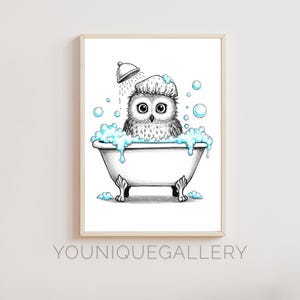 Puede incluir: Una ilustración en blanco y negro de un búho tomando un baño en una bañera blanca con burbujas azules. El búho lleva un gorro de ducha y hay una ducha por encima del búho.