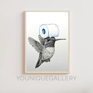 Può includere: Un'illustrazione in bianco e nero di un colibrì che indossa un rotolo di carta igienica come cappello. Il colibrì è rivolto a destra e ha le ali spiegate. Il rotolo di carta igienica è bianco con un centro blu.