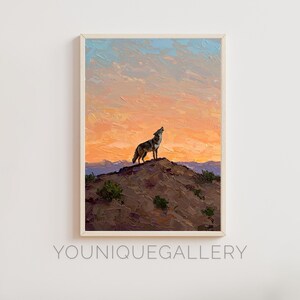 Può includere: Un dipinto di un lupo che ulula al tramonto in un paesaggio desertico. Il lupo è in piedi sulla cima di una collina con uno sfondo roccioso e marrone. Il cielo è di un arancione e rosa vibrante.
