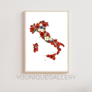 Könnte beinhalten: Ein weißer Hintergrund mit einem beigefarbenen Rahmen um einen Druck der Umrisse Italiens, gefüllt mit roten Mohnblumen und weißen Blüten.