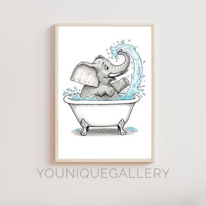 Könnte beinhalten: Eine Schwarzweißillustration eines Elefanten, der in einer weißen Badewanne ein Bad nimmt. Der Elefant hält seinen Rüssel in die Luft und Wasser spritzt aus der Wanne.