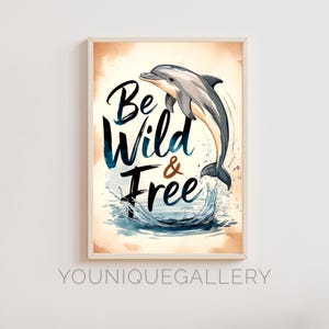Impresión artística de delfines Be Wild and Free, póster inspirador del océano, arte de pared náutico, descarga digital para decoración de playa