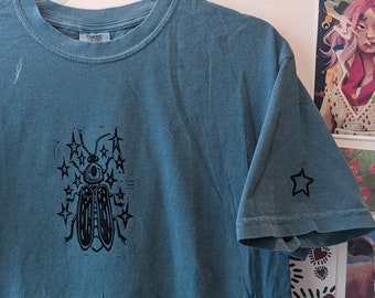 T-shirt met blokprint Firefly | Linosnede met insectenprint, sterren op de mouwen
