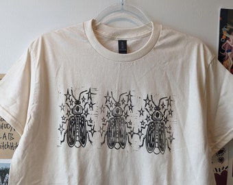 Handbedrukt T-shirt Firefly | Linoleumstempel, handgesneden zomernachtontwerp